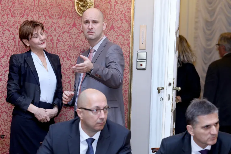 Zabava na sjednici Vlade