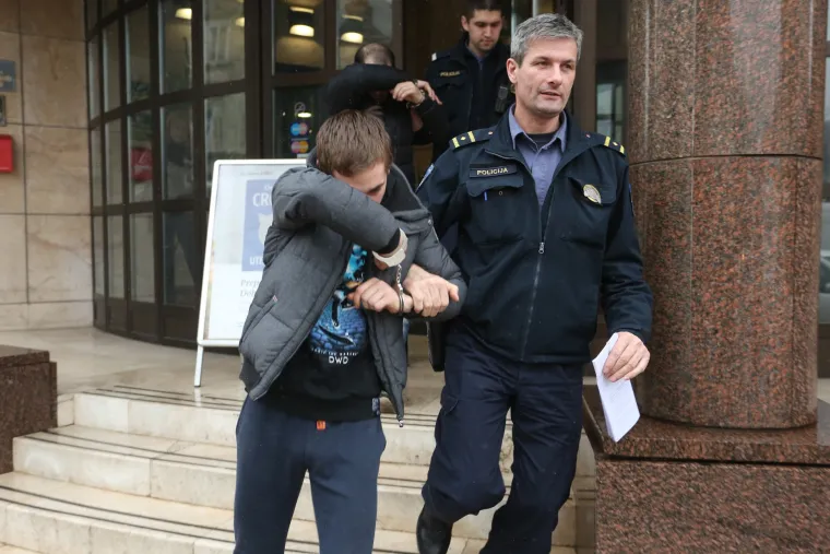 Policija sa Županijskog suda odvodi osumnjičene za brutalno premlaćivanje azilanta