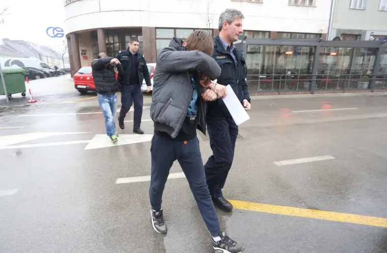 Policija sa Županijskog suda odvodi osumnjičene za brutalno premlaćivanje azilanta