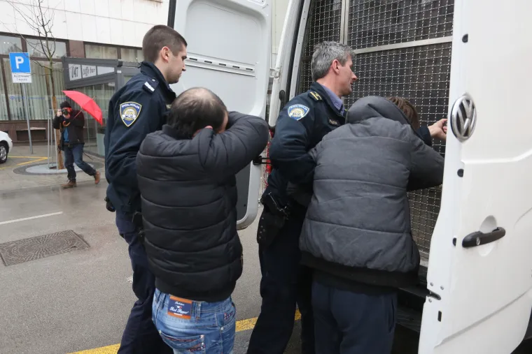 Policija sa Županijskog suda odvodi osumnjičene za brutalno premlaćivanje azilanta