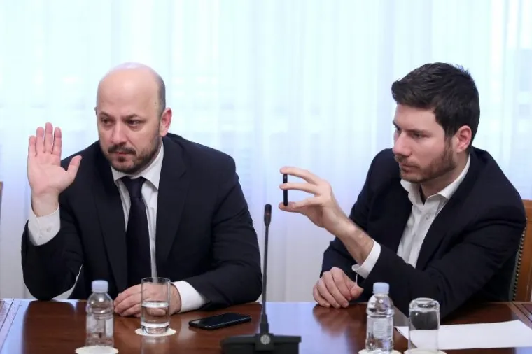 Dok je Maras na jedva čekao da se sve zavr&scaron;i, Pernar je uživao u živom prijenosu sebe