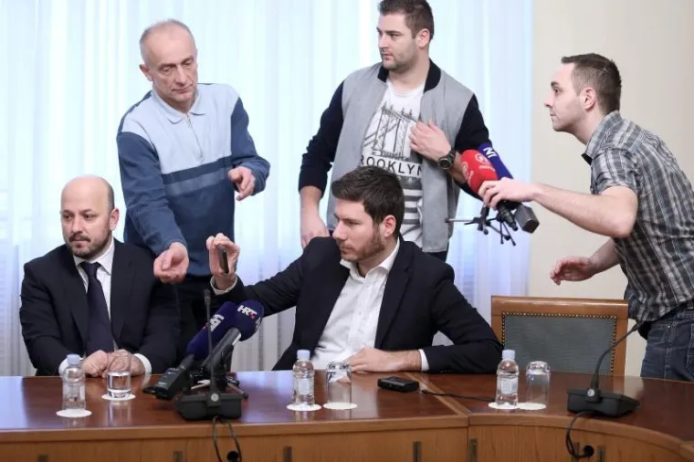 Dok je Maras na jedva čekao da se sve zavr&scaron;i, Pernar je uživao u živom prijenosu sebe