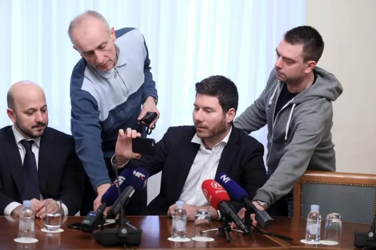 Dok je Maras na jedva čekao da se sve zavr&scaron;i, Pernar je uživao u živom prijenosu sebe