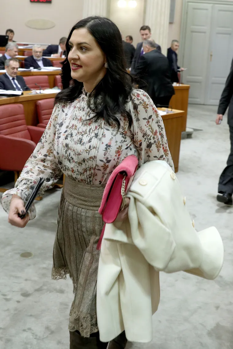 Saborske zastupnice odjevne kombinacije upotpunile zanimljivim torbicama