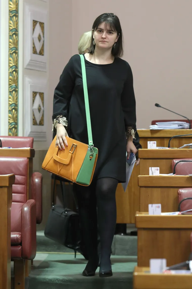 Saborske zastupnice odjevne kombinacije upotpunile zanimljivim torbicama