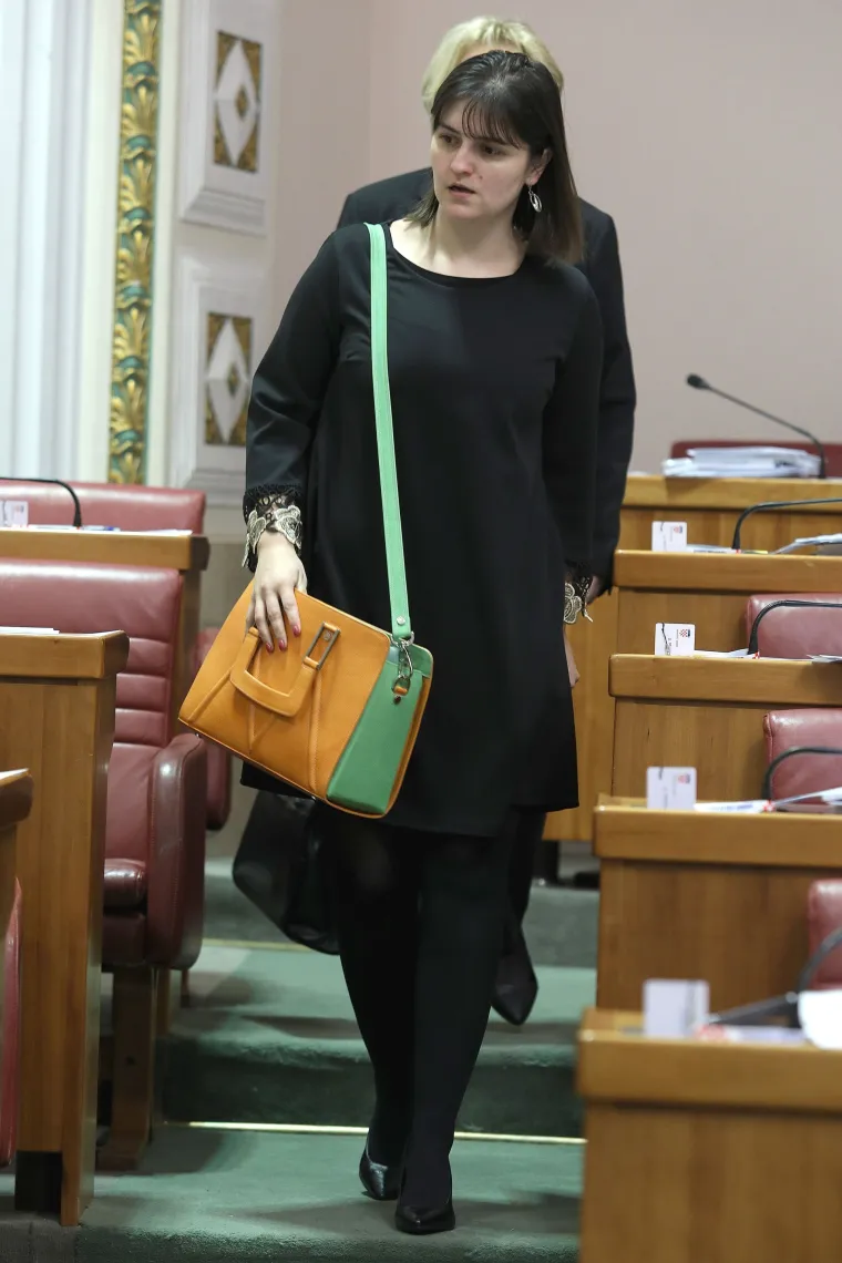 Saborske zastupnice odjevne kombinacije upotpunile zanimljivim torbicama