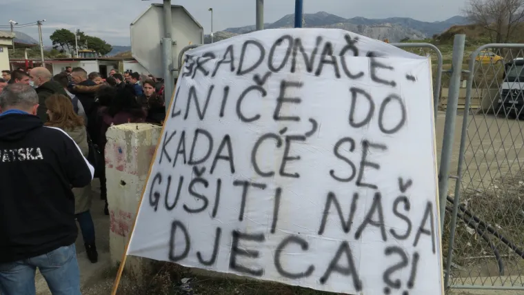 Građani blokirali prilaznu cestu i ulaz na odlagali&scaron;te otpada Karepovac