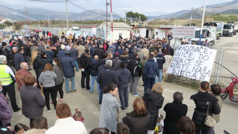 Građani blokirali prilaznu cestu i ulaz na odlagali&scaron;te otpada Karepovac