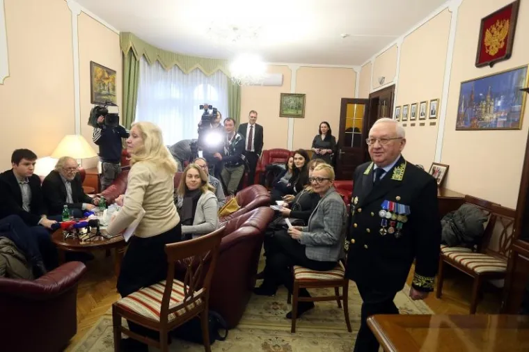 KAKO SE OKITIO RUSKI VELEPOSLANIK: Na konferenciju za medije stigao u uniformi i pun odličja