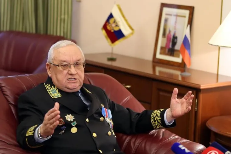 KAKO SE OKITIO RUSKI VELEPOSLANIK: Na konferenciju za medije stigao u uniformi i pun odličja
