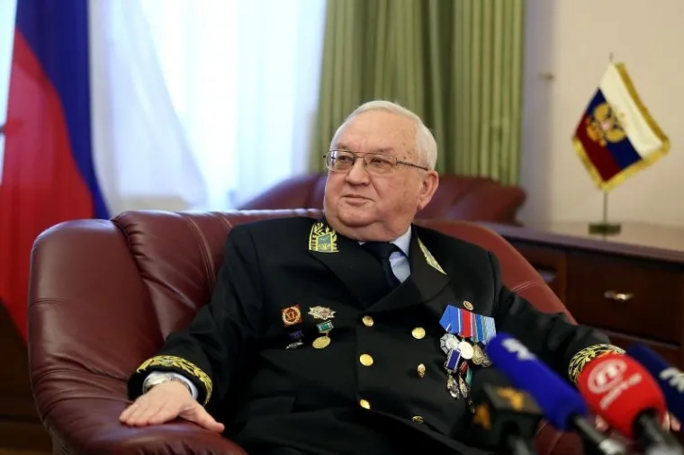 KAKO SE OKITIO RUSKI VELEPOSLANIK: Na konferenciju za medije stigao u uniformi i pun odličja
