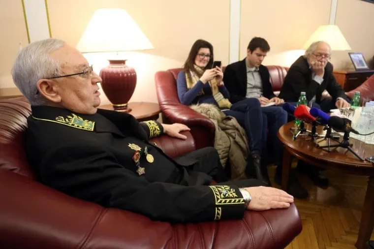 KAKO SE OKITIO RUSKI VELEPOSLANIK: Na konferenciju za medije stigao u uniformi i pun odličja