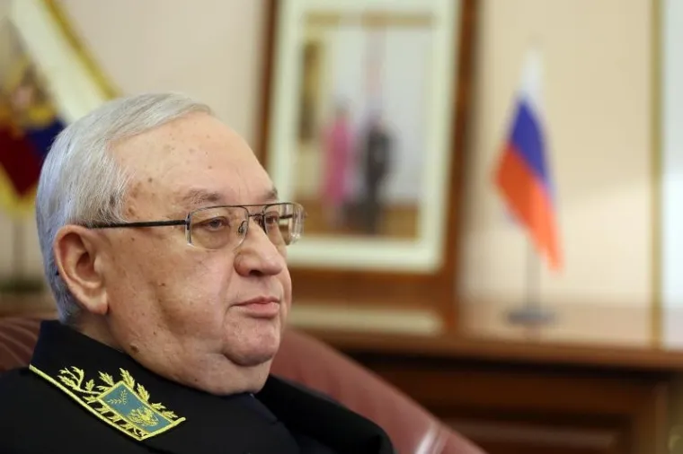 KAKO SE OKITIO RUSKI VELEPOSLANIK: Na konferenciju za medije stigao u uniformi i pun odličja
