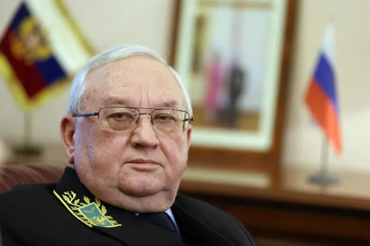 KAKO SE OKITIO RUSKI VELEPOSLANIK: Na konferenciju za medije stigao u uniformi i pun odličja