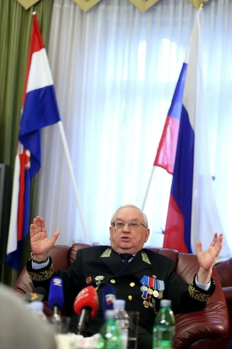 KAKO SE OKITIO RUSKI VELEPOSLANIK: Na konferenciju za medije stigao u uniformi i pun odličja