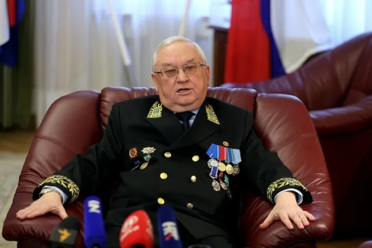 KAKO SE OKITIO RUSKI VELEPOSLANIK: Na konferenciju za medije stigao u uniformi i pun odličja