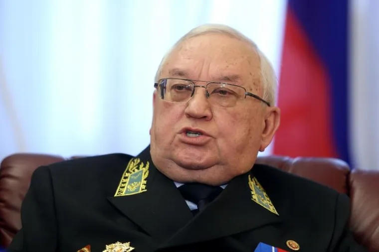 KAKO SE OKITIO RUSKI VELEPOSLANIK: Na konferenciju za medije stigao u uniformi i pun odličja