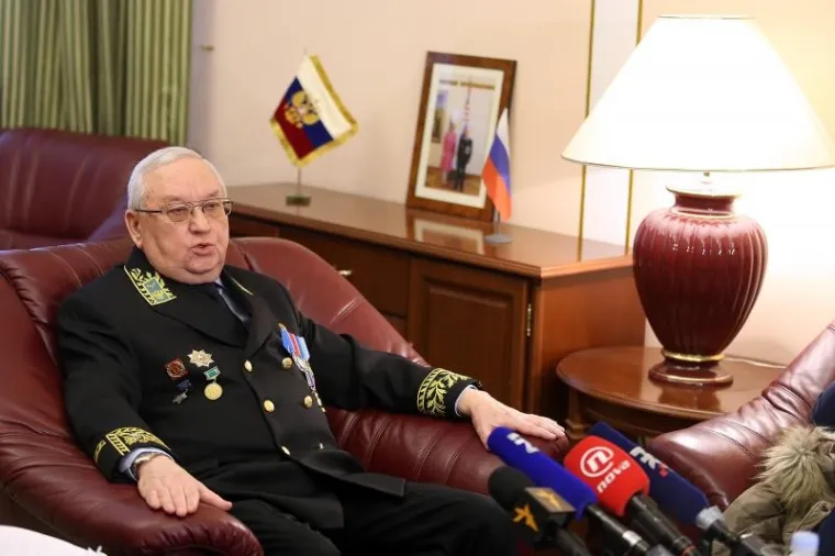 KAKO SE OKITIO RUSKI VELEPOSLANIK: Na konferenciju za medije stigao u uniformi i pun odličja