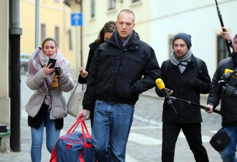 TOMISLAV SAUCHA IZAŠAO IZ STANA S PUTNOM TORBOM: Krenuo prema sjedištu DORH-a i čeka odluku Sabora
