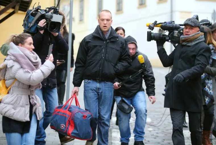 TOMISLAV SAUCHA IZA&Scaron;AO IZ STANA S PUTNOM TORBOM: Krenuo prema sjedi&scaron;tu DORH-a i čeka odluku Sabora