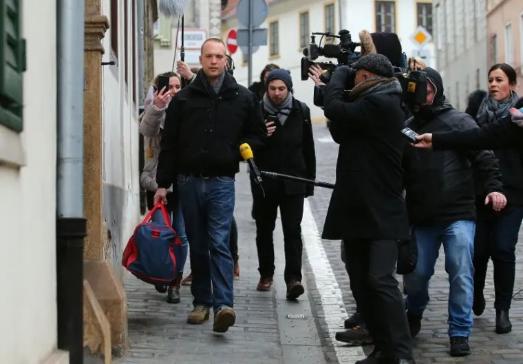 TOMISLAV SAUCHA IZA&Scaron;AO IZ STANA S PUTNOM TORBOM: Krenuo prema sjedi&scaron;tu DORH-a i čeka odluku Sabora