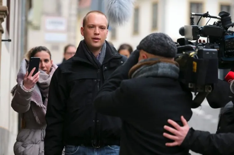 TOMISLAV SAUCHA IZA&Scaron;AO IZ STANA S PUTNOM TORBOM: Krenuo prema sjedi&scaron;tu DORH-a i čeka odluku Sabora