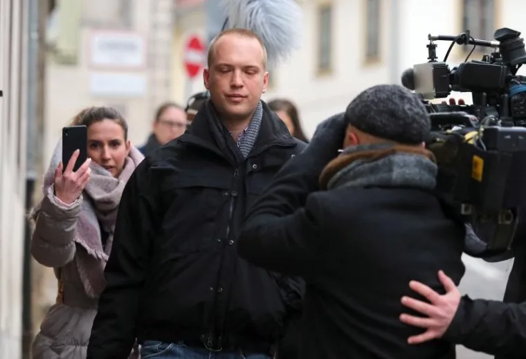 TOMISLAV SAUCHA IZAŠAO IZ STANA S PUTNOM TORBOM: Krenuo prema sjedištu DORH-a i čeka odluku Sabora
