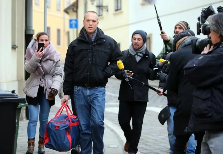 TOMISLAV SAUCHA IZA&Scaron;AO IZ STANA S PUTNOM TORBOM: Krenuo prema sjedi&scaron;tu DORH-a i čeka odluku Sabora