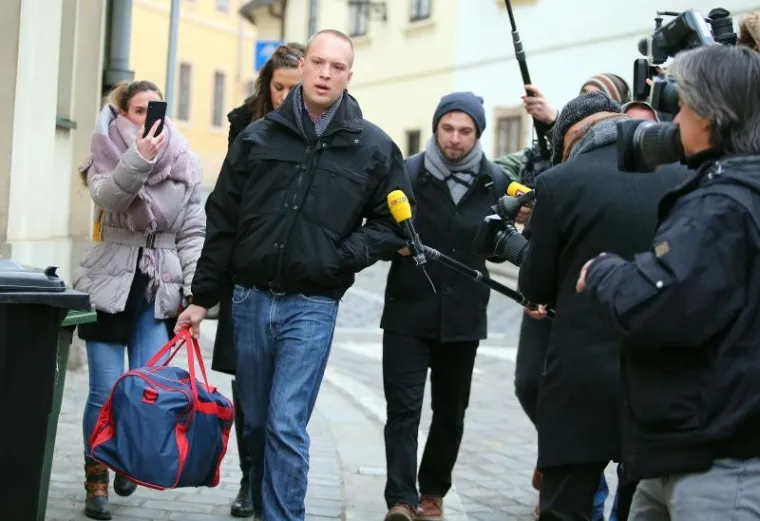 TOMISLAV SAUCHA IZA&Scaron;AO IZ STANA S PUTNOM TORBOM: Krenuo prema sjedi&scaron;tu DORH-a i čeka odluku Sabora