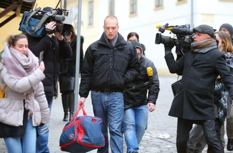 TOMISLAV SAUCHA IZA&Scaron;AO IZ STANA S PUTNOM TORBOM: Krenuo prema sjedi&scaron;tu DORH-a i čeka odluku Sabora