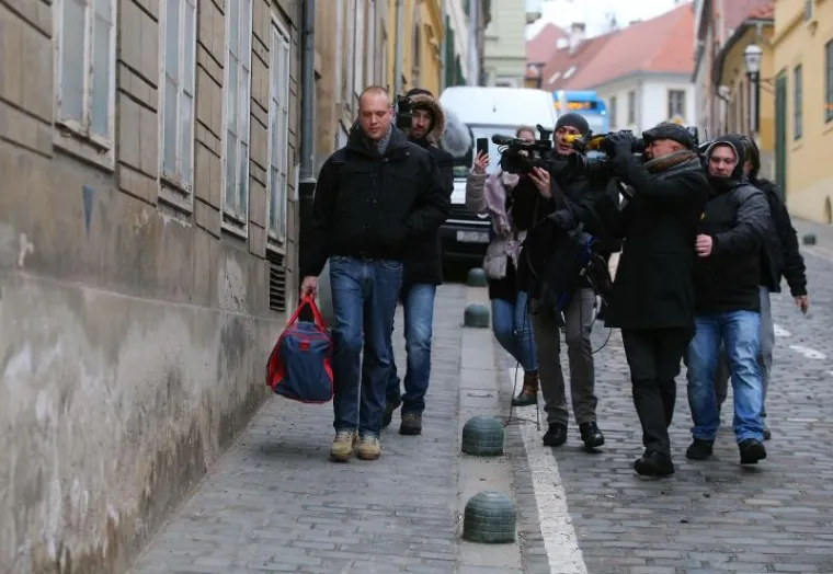 TOMISLAV SAUCHA IZA&Scaron;AO IZ STANA S PUTNOM TORBOM: Krenuo prema sjedi&scaron;tu DORH-a i čeka odluku Sabora