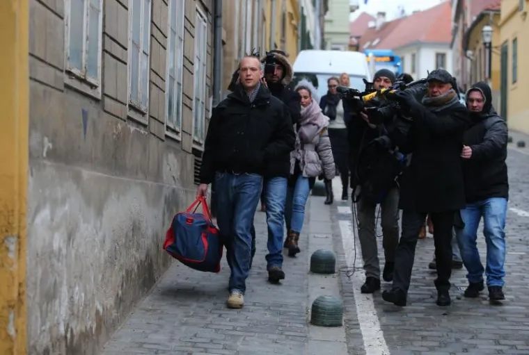 TOMISLAV SAUCHA IZA&Scaron;AO IZ STANA S PUTNOM TORBOM: Krenuo prema sjedi&scaron;tu DORH-a i čeka odluku Sabora