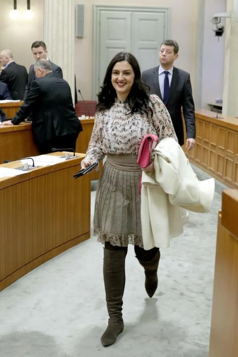TORBA SABOR ČUVA: Zastupnice turobnu raspravu o izglasavanju zakona začinile razigranim detaljima