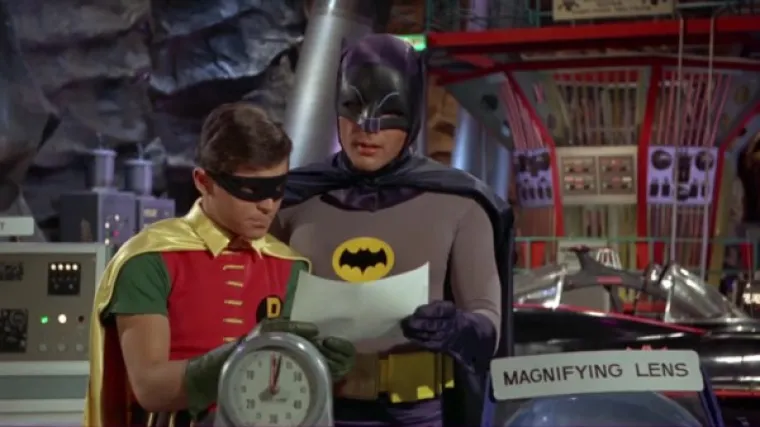 Serija Batman iz  '60-ih koja je na HRT-u prikazivana početkom 90-ih krije jedan zanimljiv detalj - svi Batmanovi rekviziti imaju natpist -od televizije, i batpolice, do Super tajni izlaz koji se aktivira žvakaćom. Izgleda da  Batman iz 60-ih patio od ospesivno kompulzivnog poremećaja...