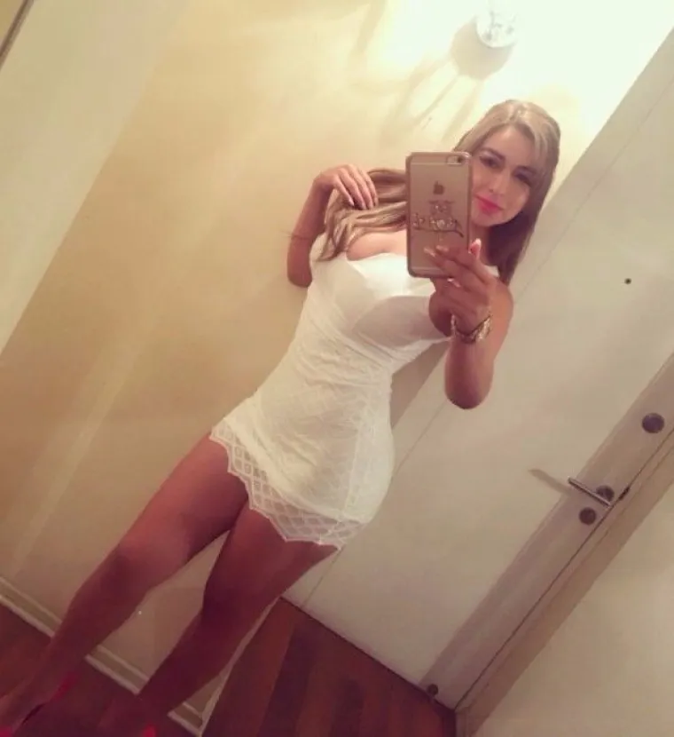 MISLITE DA STE VI POD STRESOM? Pogledajte samo njihove haljine, samo &scaron;to ne puknu...