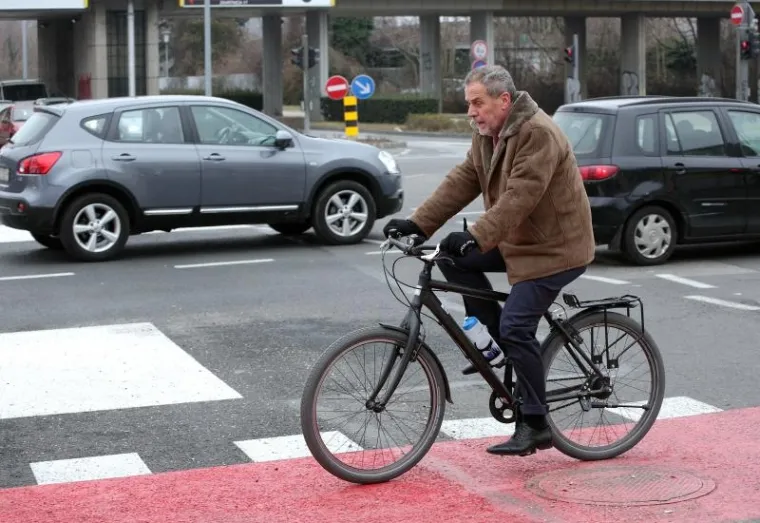 Zagrebački gradonačelnik Milan Bandić, zajedno sa suradnicima, pridružio se obilježavanju Međunarodnog dana zimske vožnje biciklom na posao. Ovaj put je odvozio rutu od Gradske uprave do svog stana u Bužanovoj ulici, predvodeći kolonu.
