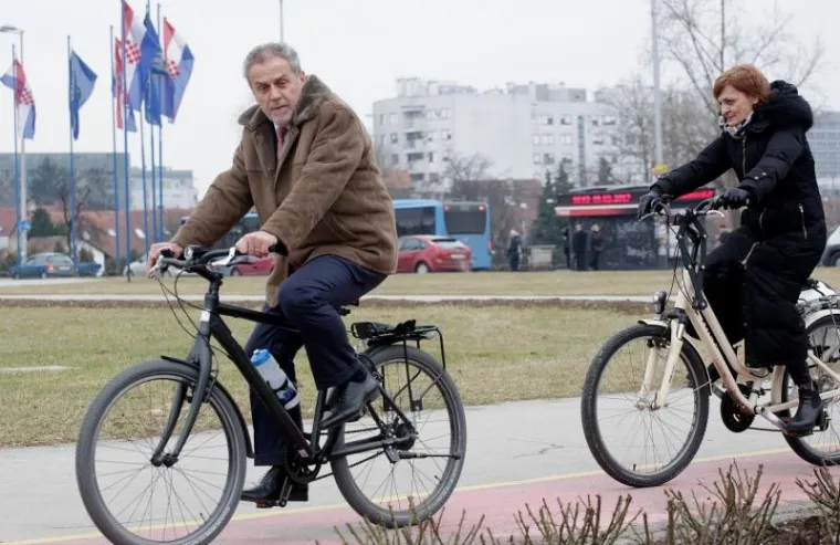 Zagrebački gradonačelnik Milan Bandić, zajedno sa suradnicima, pridružio se obilježavanju Međunarodnog dana zimske vožnje biciklom na posao. Ovaj put je odvozio rutu od Gradske uprave do svog stana u Bužanovoj ulici, predvodeći kolonu.