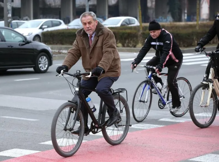 Zagrebački gradonačelnik Milan Bandić, zajedno sa suradnicima, pridružio se obilježavanju Međunarodnog dana zimske vožnje biciklom na posao. Ovaj put je odvozio rutu od Gradske uprave do svog stana u Bužanovoj ulici, predvodeći kolonu.