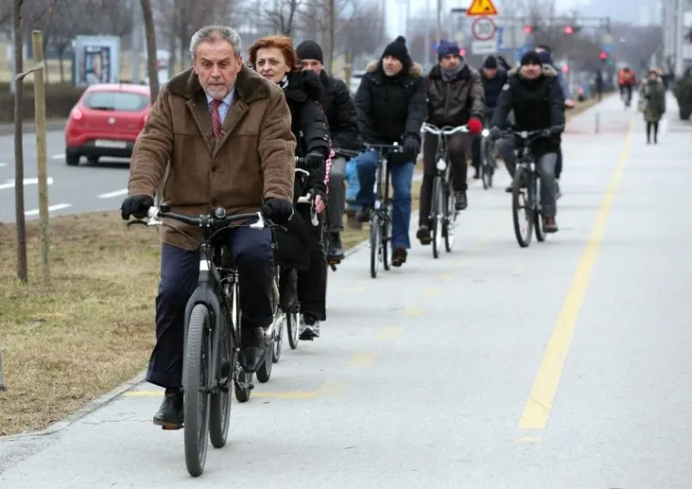 Zagrebački gradonačelnik Milan Bandić, zajedno sa suradnicima, pridružio se obilježavanju Međunarodnog dana zimske vožnje biciklom na posao. Ovaj put je odvozio rutu od Gradske uprave do svog stana u Bužanovoj ulici, predvodeći kolonu.