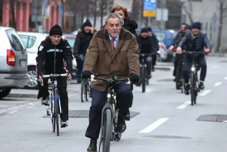 Zagrebački gradonačelnik Milan Bandić, zajedno sa suradnicima, pridružio se obilježavanju Međunarodnog dana zimske vožnje biciklom na posao. Ovaj put je odvozio rutu od Gradske uprave do svog stana u Bužanovoj ulici, predvodeći kolonu.