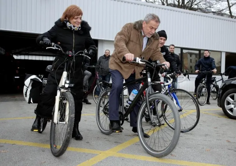 Zagrebački gradonačelnik Milan Bandić, zajedno sa suradnicima, pridružio se obilježavanju Međunarodnog dana zimske vožnje biciklom na posao. Ovaj put je odvozio rutu od Gradske uprave do svog stana u Bužanovoj ulici, predvodeći kolonu.