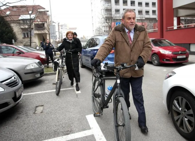 Zagrebački gradonačelnik Milan Bandić, zajedno sa suradnicima, pridružio se obilježavanju Međunarodnog dana zimske vožnje biciklom na posao. Ovaj put je odvozio rutu od Gradske uprave do svog stana u Bužanovoj ulici, predvodeći kolonu.
