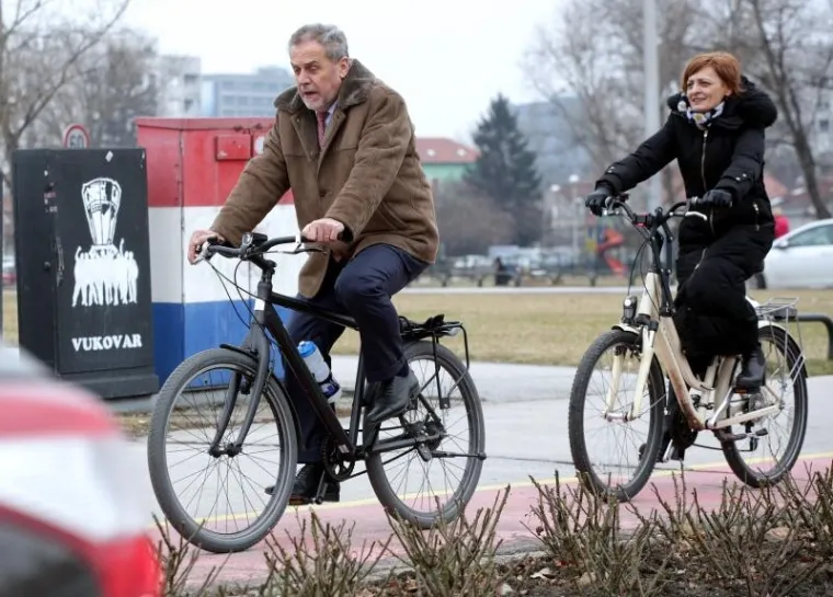 Zagrebački gradonačelnik Milan Bandić, zajedno sa suradnicima, pridružio se obilježavanju Međunarodnog dana zimske vožnje biciklom na posao. Ovaj put je odvozio rutu od Gradske uprave do svog stana u Bužanovoj ulici, predvodeći kolonu.