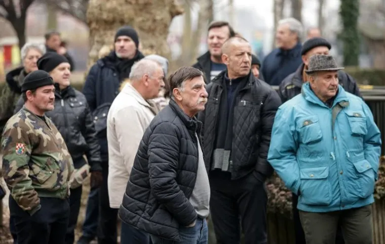 Održani prosvjedi za i protiv obveznog vojnog roka