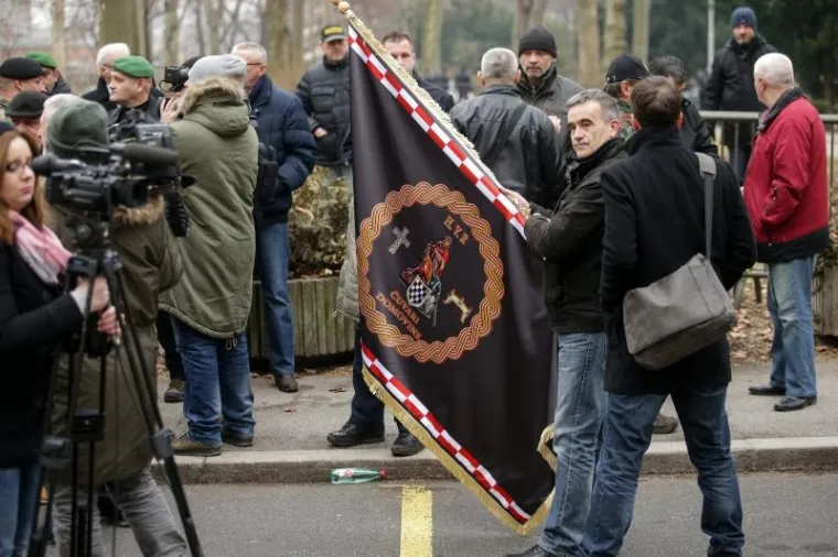 Održani prosvjedi za i protiv obveznog vojnog roka