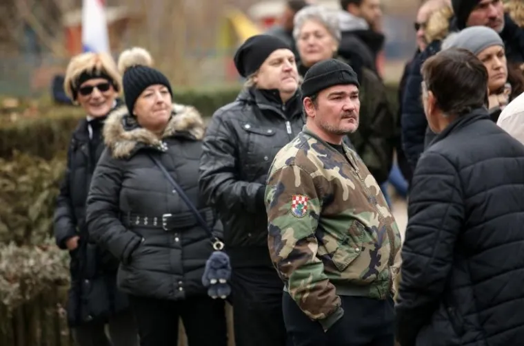 Održani prosvjedi za i protiv obveznog vojnog roka