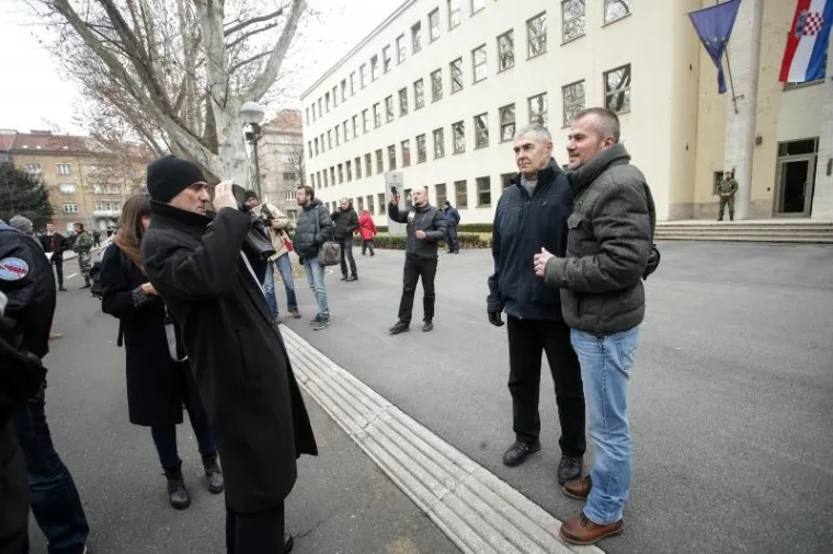 Održani prosvjedi za i protiv obveznog vojnog roka