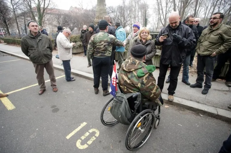 Održani prosvjedi za i protiv obveznog vojnog roka