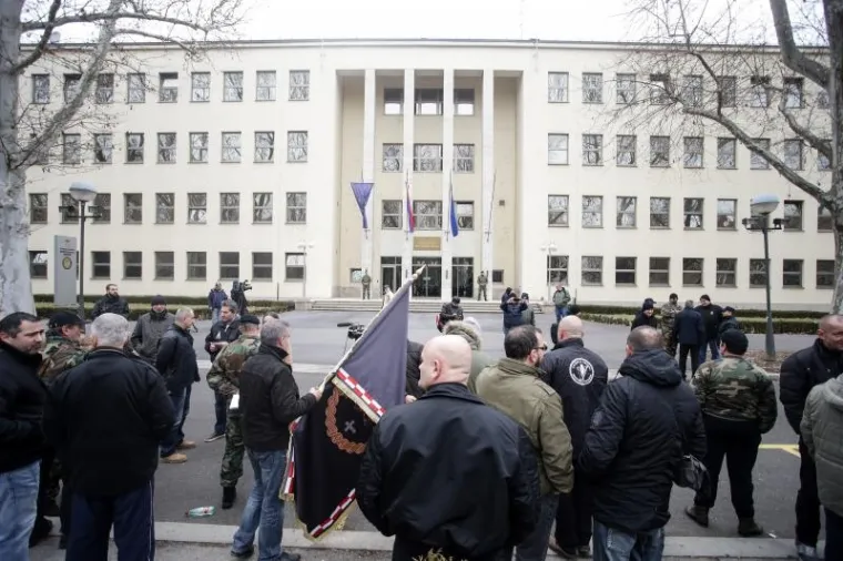 Ispred Ministarstva obrane RH danas su održana dva skupa - jedan za, a drugi protiv ponovnog uvođenja obveznog vojnog roka.