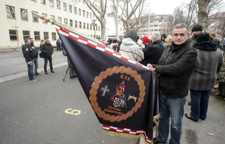 Održani prosvjedi za i protiv obveznog vojnog roka